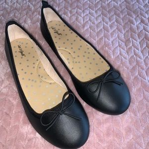 Virtually brand new! Cat & Jack Ballet slipper shoes/ faux leather w bow. Sz 4